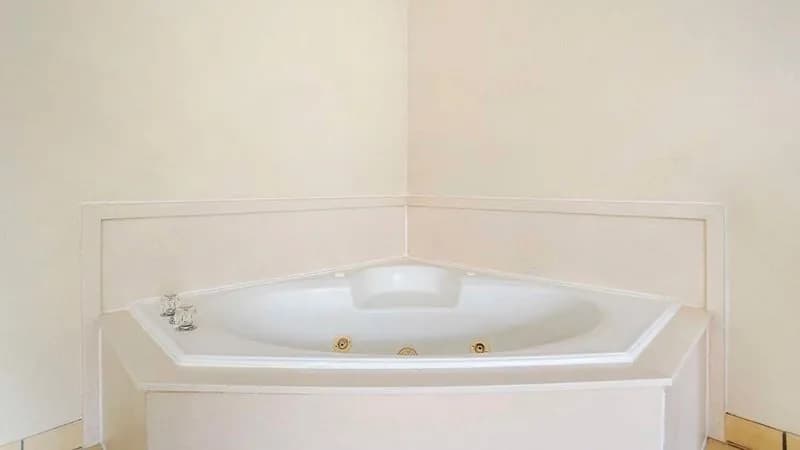 Best Western Gardendale Jacuzzi room