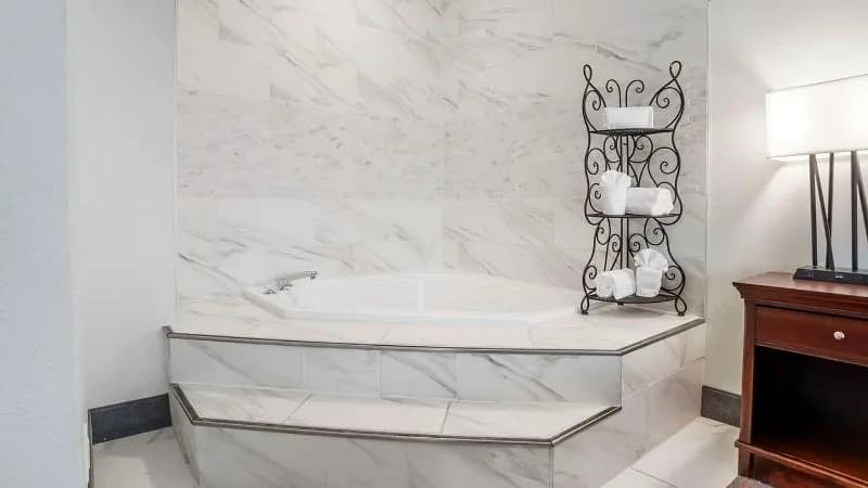 Best Western Plus Daphne Inn & Suites Jacuzzi room