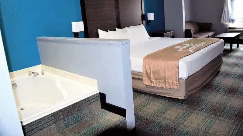 Days Inn by Wyndham Montgomery Jacuzzi room