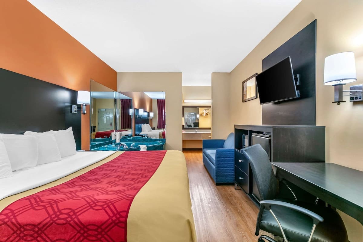 Econo Lodge Jacuzzi room