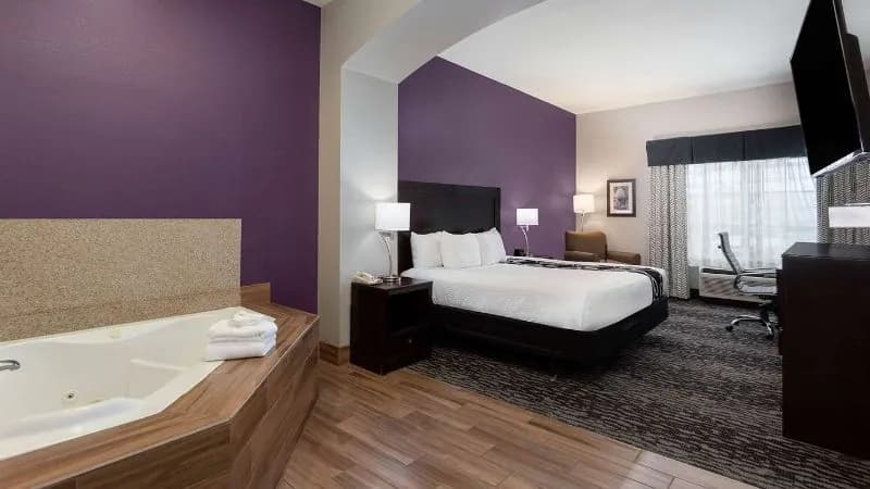 La Quinta Inn & Suites by Wyndham Huntsville Airport Madison hotel photo 2