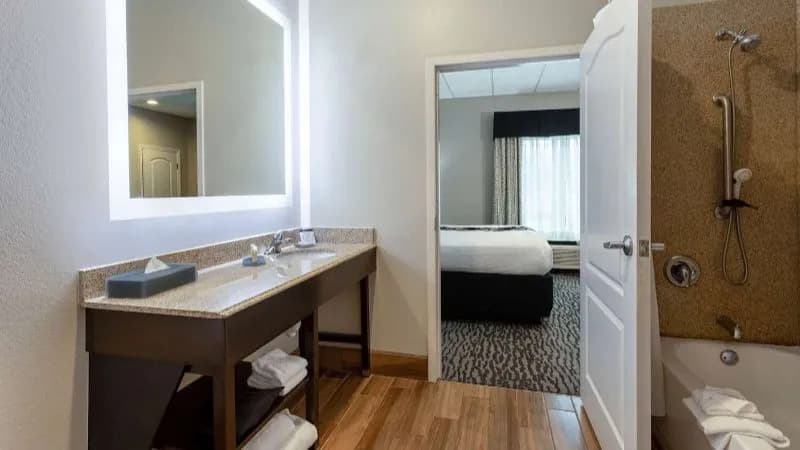 La Quinta Inn & Suites by Wyndham Huntsville Airport Madison hotel photo 4
