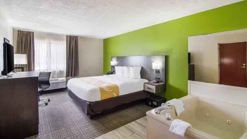 Quality Inn Saraland Jacuzzi room
