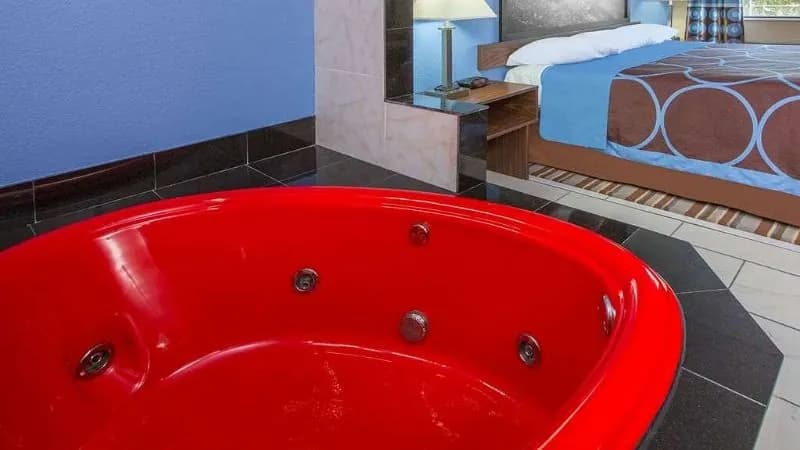 Super 8 by Wyndham Dothan Jacuzzi room