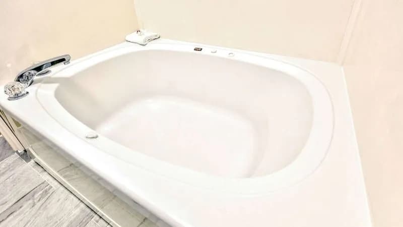 Super 8 by Wyndham Mobile/Tillmans Corner Jacuzzi room