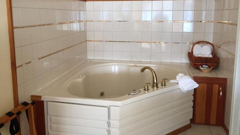 Captain’s Choice Motel Jacuzzi room