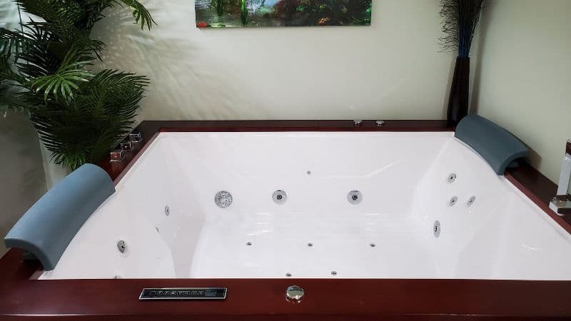 Pearson’s Pond Suites Jacuzzi room