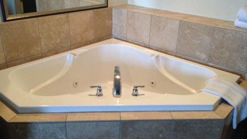 GreenTree Inn and Suites Florence Jacuzzi room