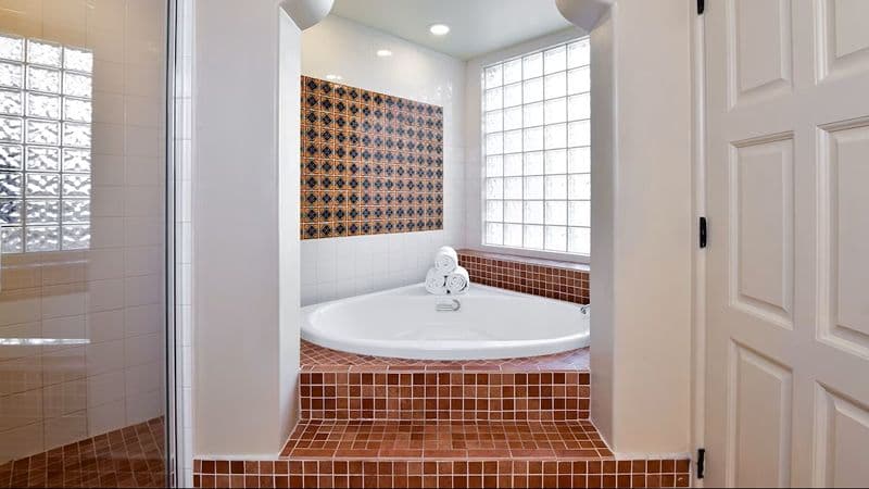 Lodge On The Desert Jacuzzi room