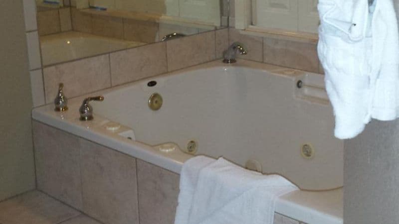 London Bridge Resort Jacuzzi room