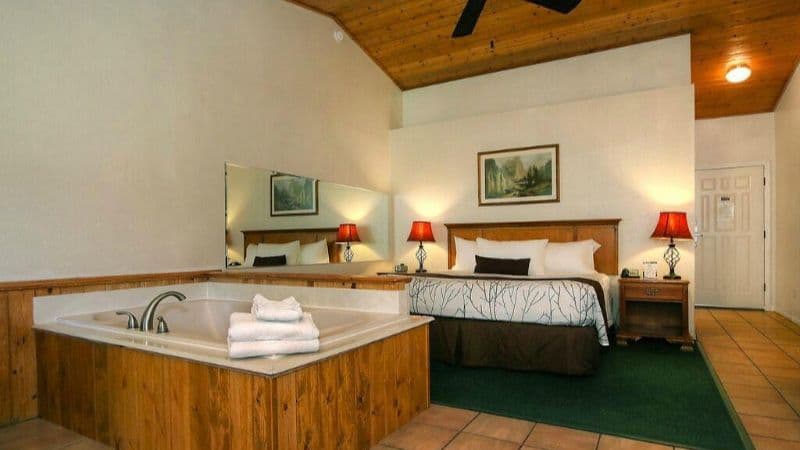 Majestic Mountain Inn Jacuzzi room