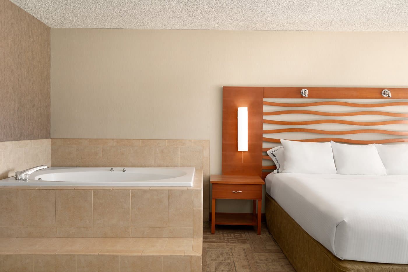 Outbound Sedona Jacuzzi room