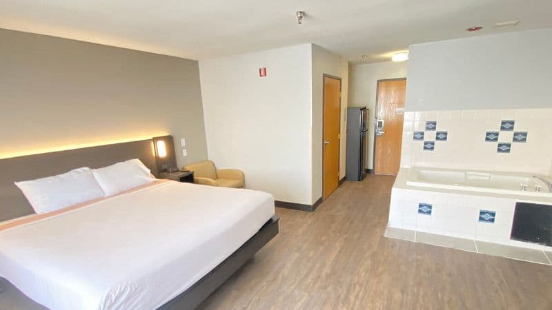 Pinetop Studio Suites Jacuzzi room