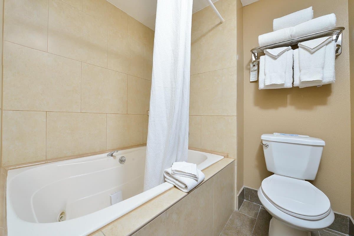 Royal Sun Hotel & Suites Jacuzzi room