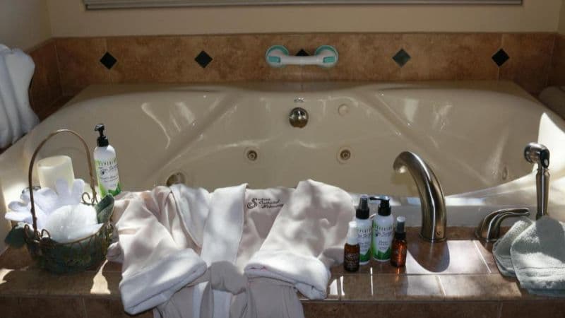 Sedona Cathedral Hideaway B&B & Spa Jacuzzi room