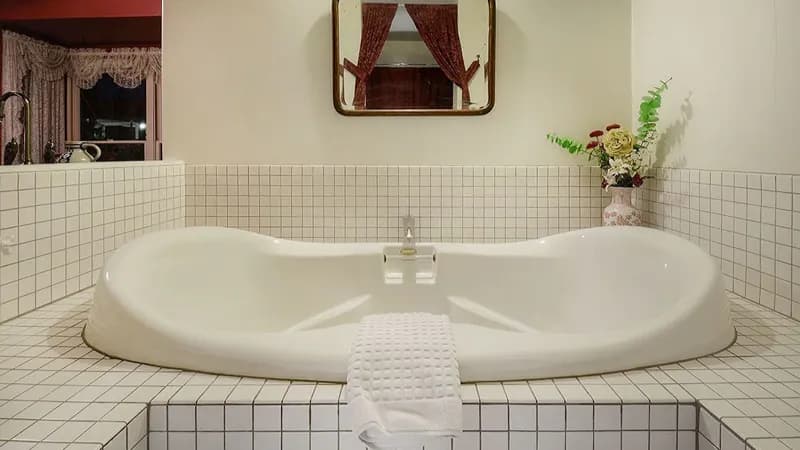 The Blenman Inn Jacuzzi room