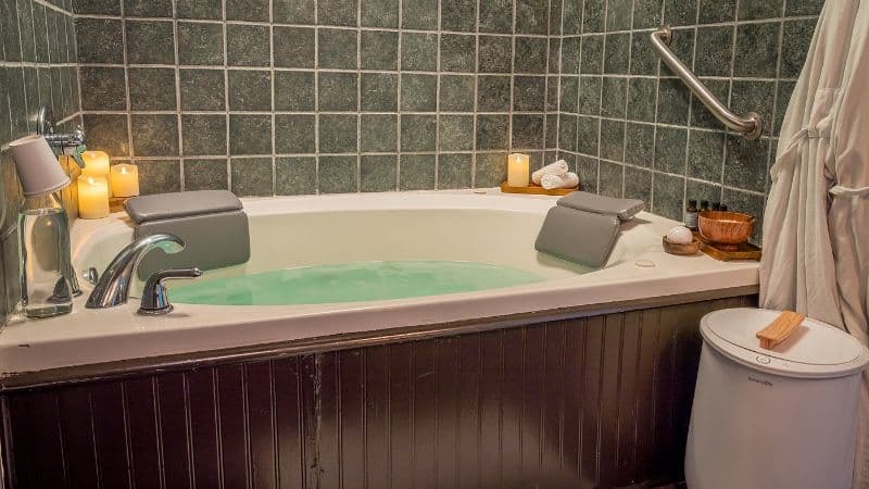 1905 Basin Park Hotel Jacuzzi room