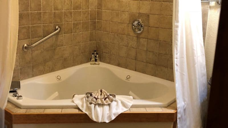 All Seasons Inn Jacuzzi room