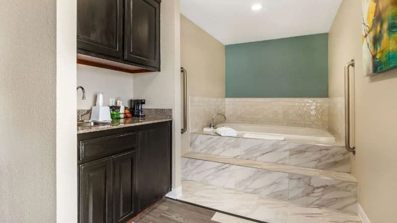 Best Western Prime Inn & Suites Jacuzzi room