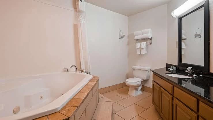 Best Western Windsor Suites Jacuzzi room
