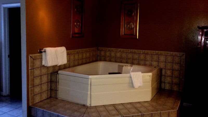 Brydan Suites Jacuzzi room