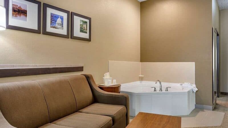 Comfort Suites Jonesboro University Area Jacuzzi room