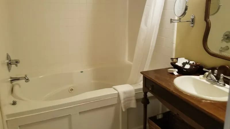 Dickson Street Inn Jacuzzi room