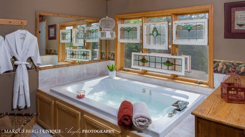 Eureka Sunset Cabins Jacuzzi room
