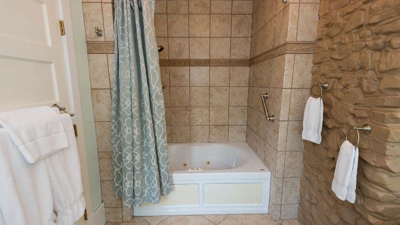 Hilltop Manor Bed & Breakfast Jacuzzi room
