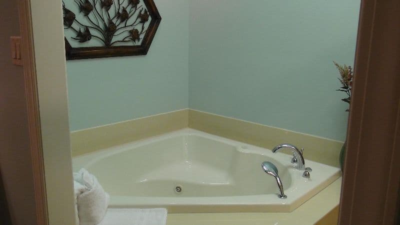 Mountain Harbor Resort & Spa Jacuzzi room