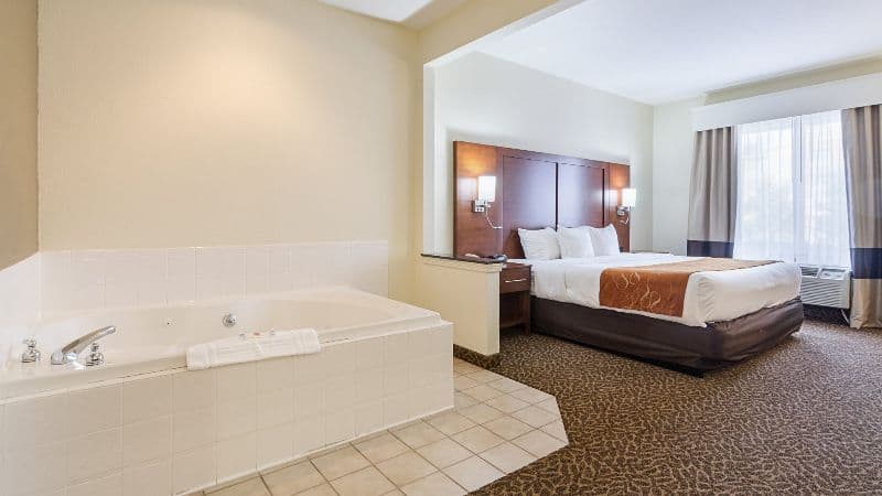 Quality Suites Springdale West I-49 Jacuzzi room
