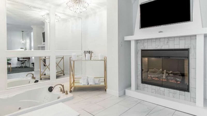 The Burgundy Hotel, Tapestry Collection by Hilton Jacuzzi room