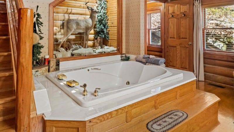 The Cinnamon Valley Jacuzzi room