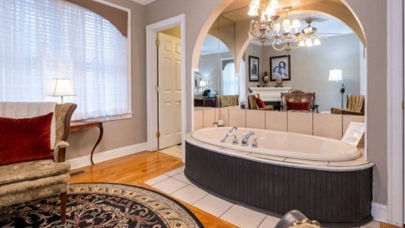 The Empress of Little Rock Jacuzzi room