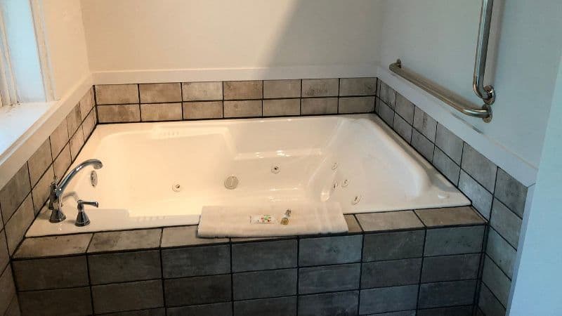 The New Orleans Hotel Jacuzzi room