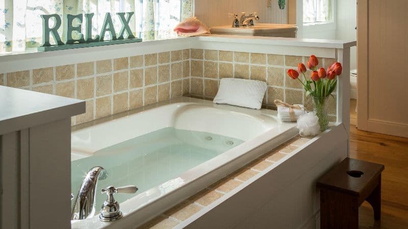 Tiffany’s Bed and Breakfast Jacuzzi room