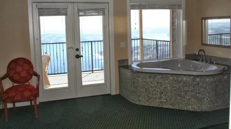 Whitney Mountain Lodge Jacuzzi room