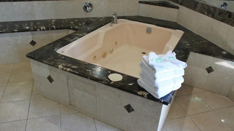 Crystal Inn Suites & Spas Jacuzzi room