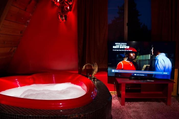 Hicksville Pines Jacuzzi room