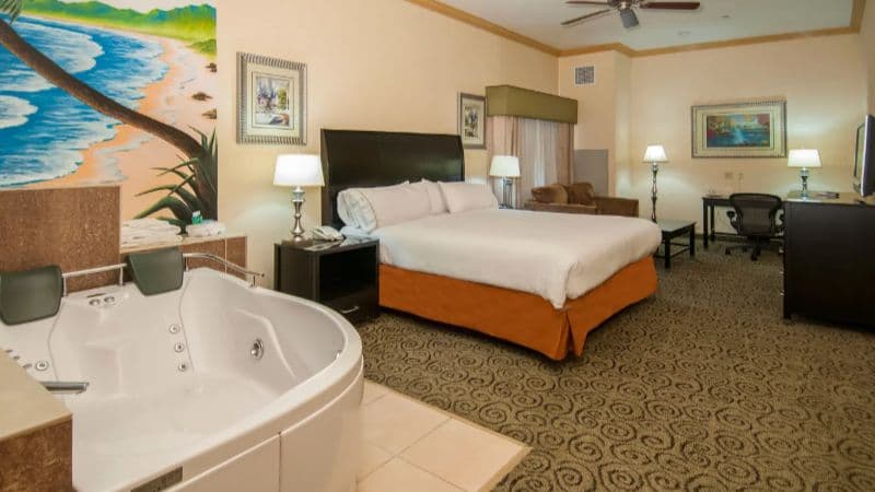 Holiday Inn Express & Suites Bakersfield Central, an IHG hotel Jacuzzi room