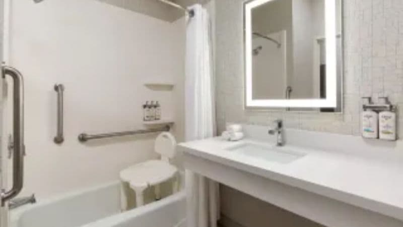 Holiday Inn Express & Suites Bakersfield Central, an IHG hotel hotel photo 2