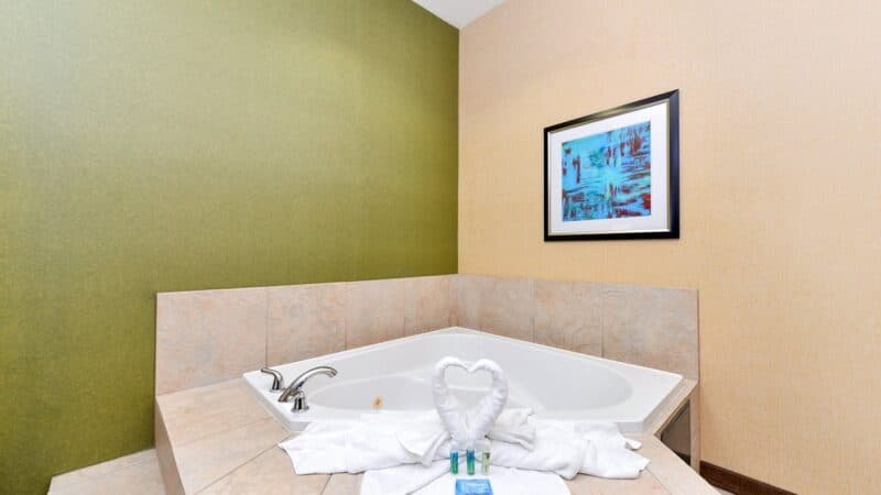 Holiday Inn Express Woodland Jacuzzi room