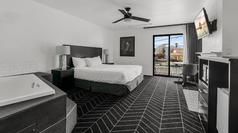 Masterpiece Hotel Jacuzzi room