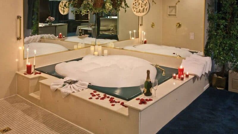 Postmarc Hotel and Spa Suites Jacuzzi room
