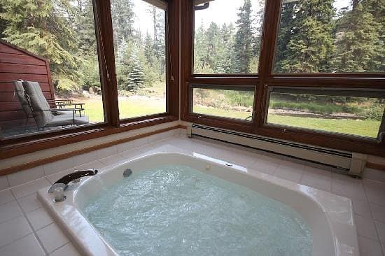 Boulder Brook on Fall River Jacuzzi room