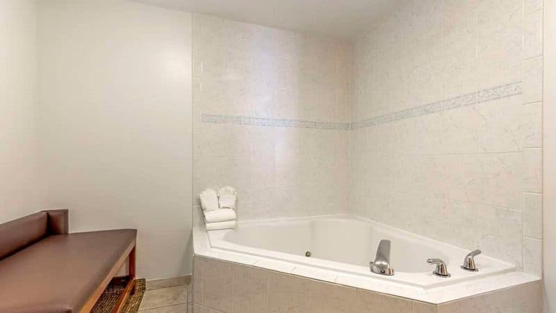 Comfort Suites Longmont Jacuzzi room