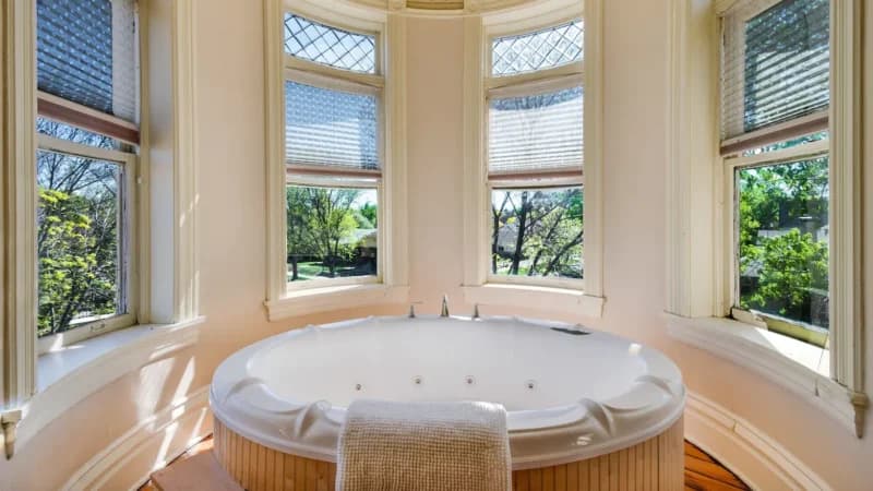 Lumber Baron Inn & Gardens Jacuzzi room
