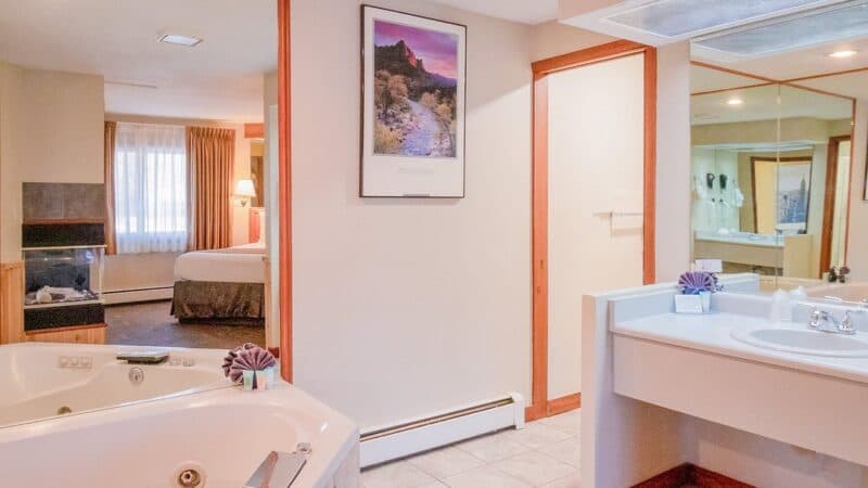 Murphy’s Resort at Estes Park Jacuzzi room