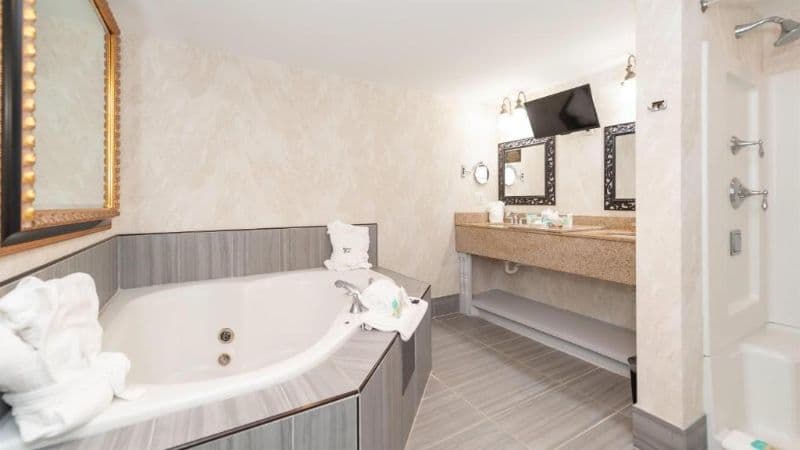 Bellissimo Hotel, Trademark by Wyndham Near Foxwoods Casino Jacuzzi room