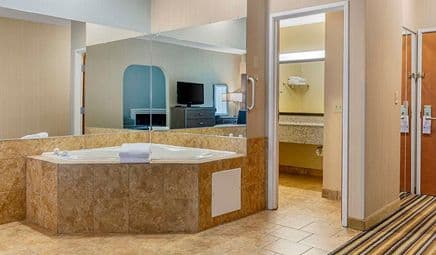 Best Western Plus New England Inn & Suites Jacuzzi room